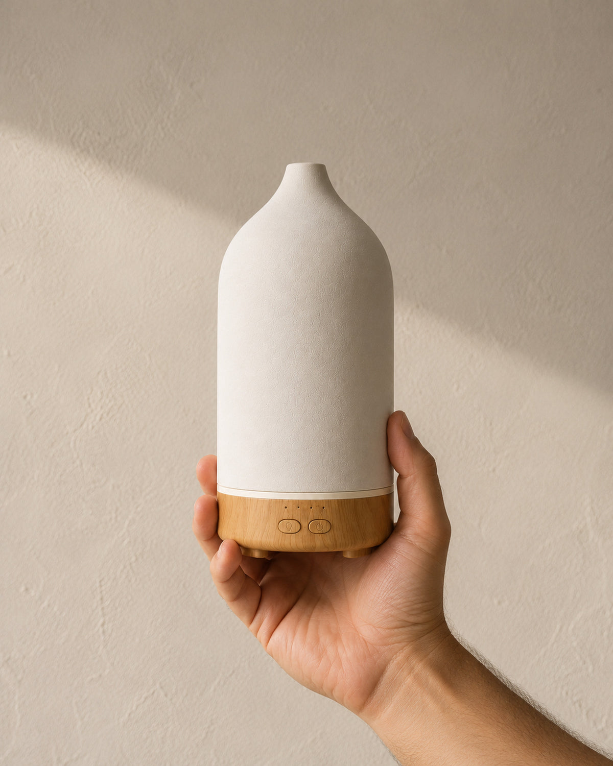 The diffuser held in one hand, showing its real size